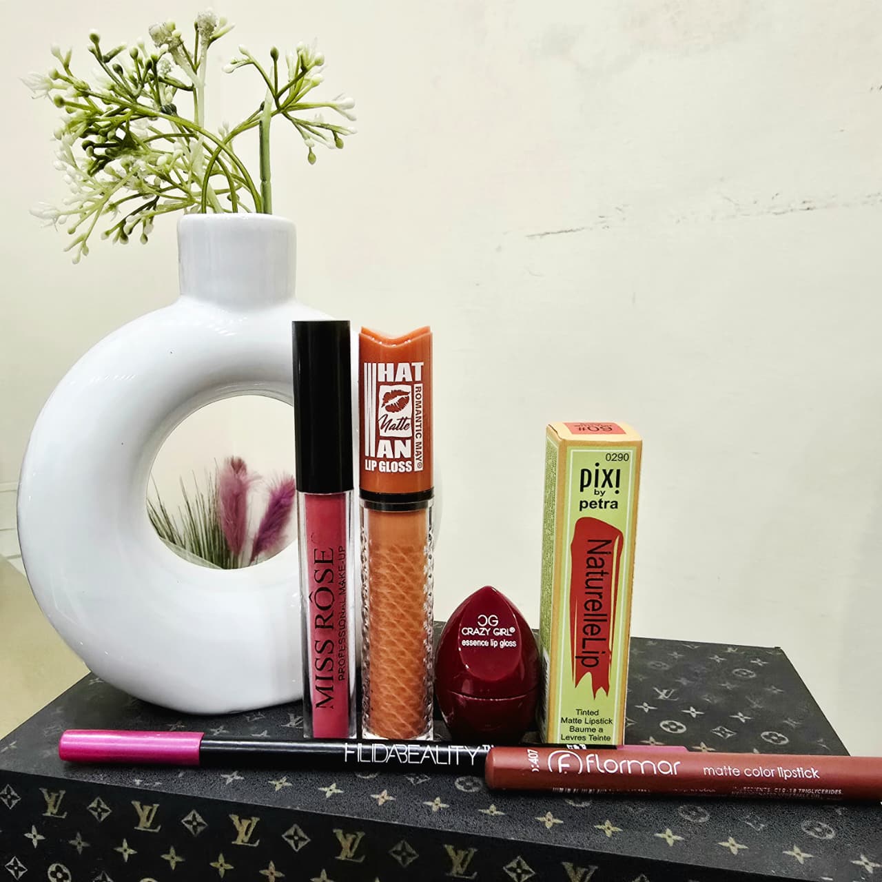 Bundle 6 - 1 Pixi Lipstick, 1 Flormar Lip Liner, 1 Miss Rose Gloss, Natte Lip Gloss, Huda Beauty Lip Liner. - Up Trends